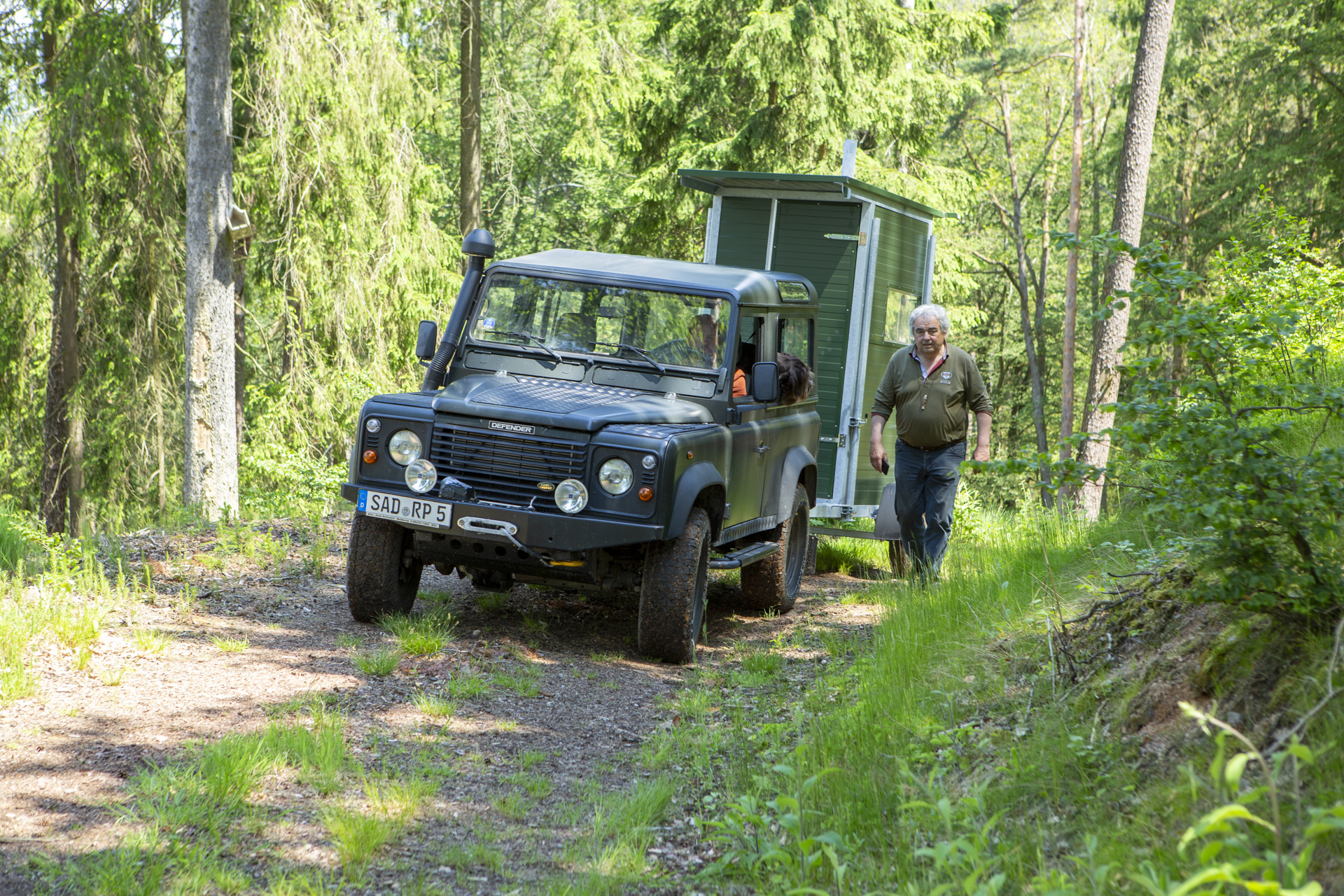 Fahrbare Jagdkanzel Kanzelair im Revier aufgestellt