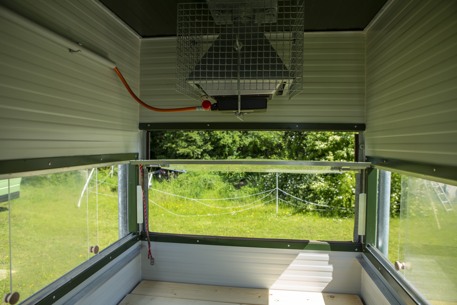 Kanzelair Innenausstattung mit Holzverkleidung